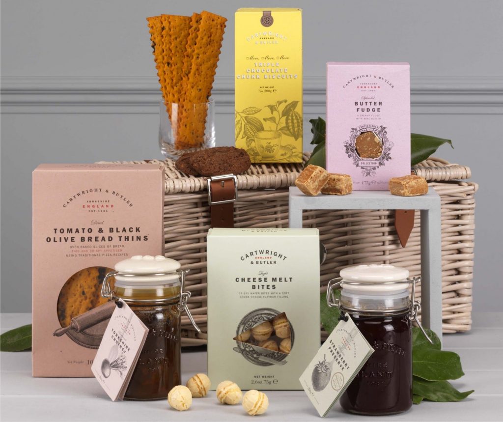 Amazing Wedding Gifts For The Bride and Groom wedding gift hamper 6
