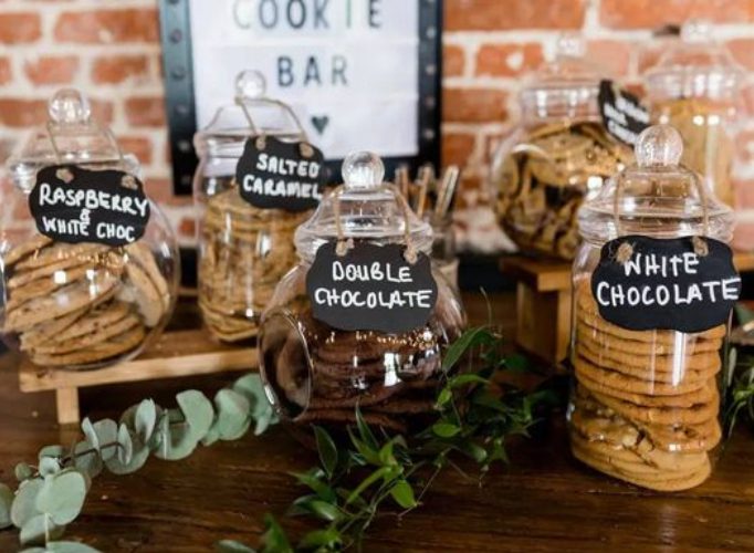 Easy DIY Wedding Favours for Frugal Couples Cookie Station 5