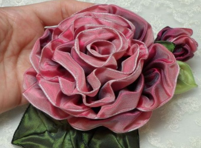 Easy DIY Wedding Favours for Frugal Couples Ribbon Roses 24