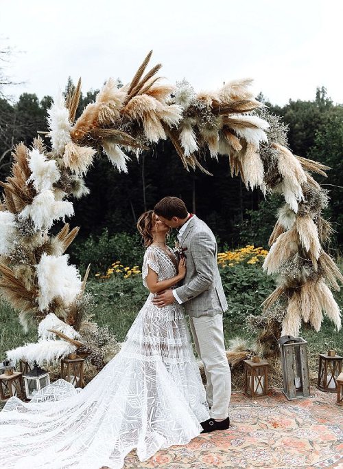 Inventive DIY Wedding Arch Ideas Pampas 2