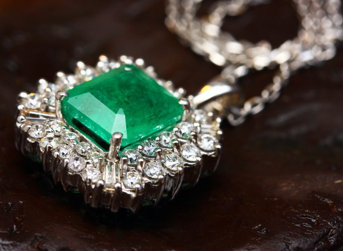 The Ultimate Guide To Emerald Engagement Rings Pros 2