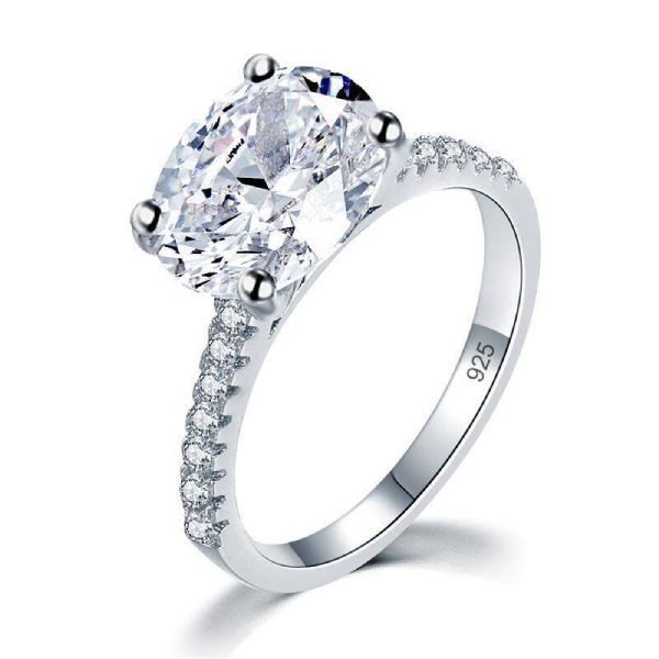 of the Best Oval Engagement Rings 13