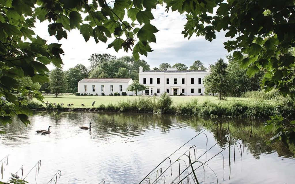 Unique Wedding Venues In London ezgif 7a17ff67cc70a5 12