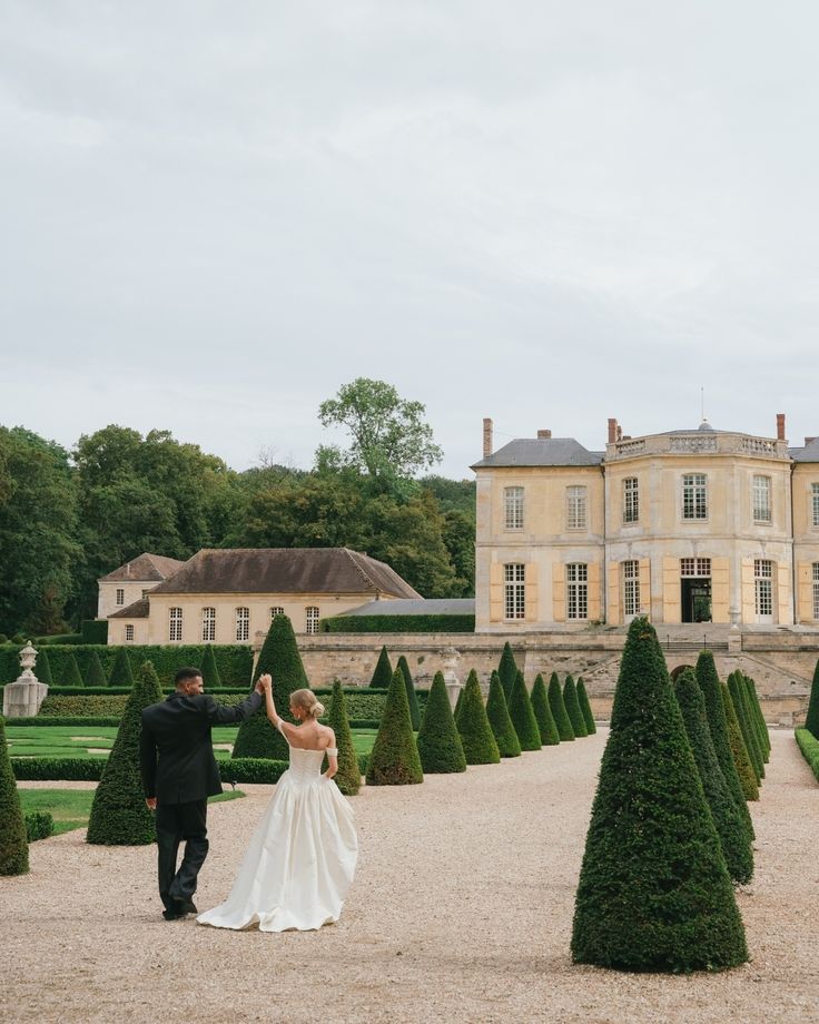 Just married couple outside stately home